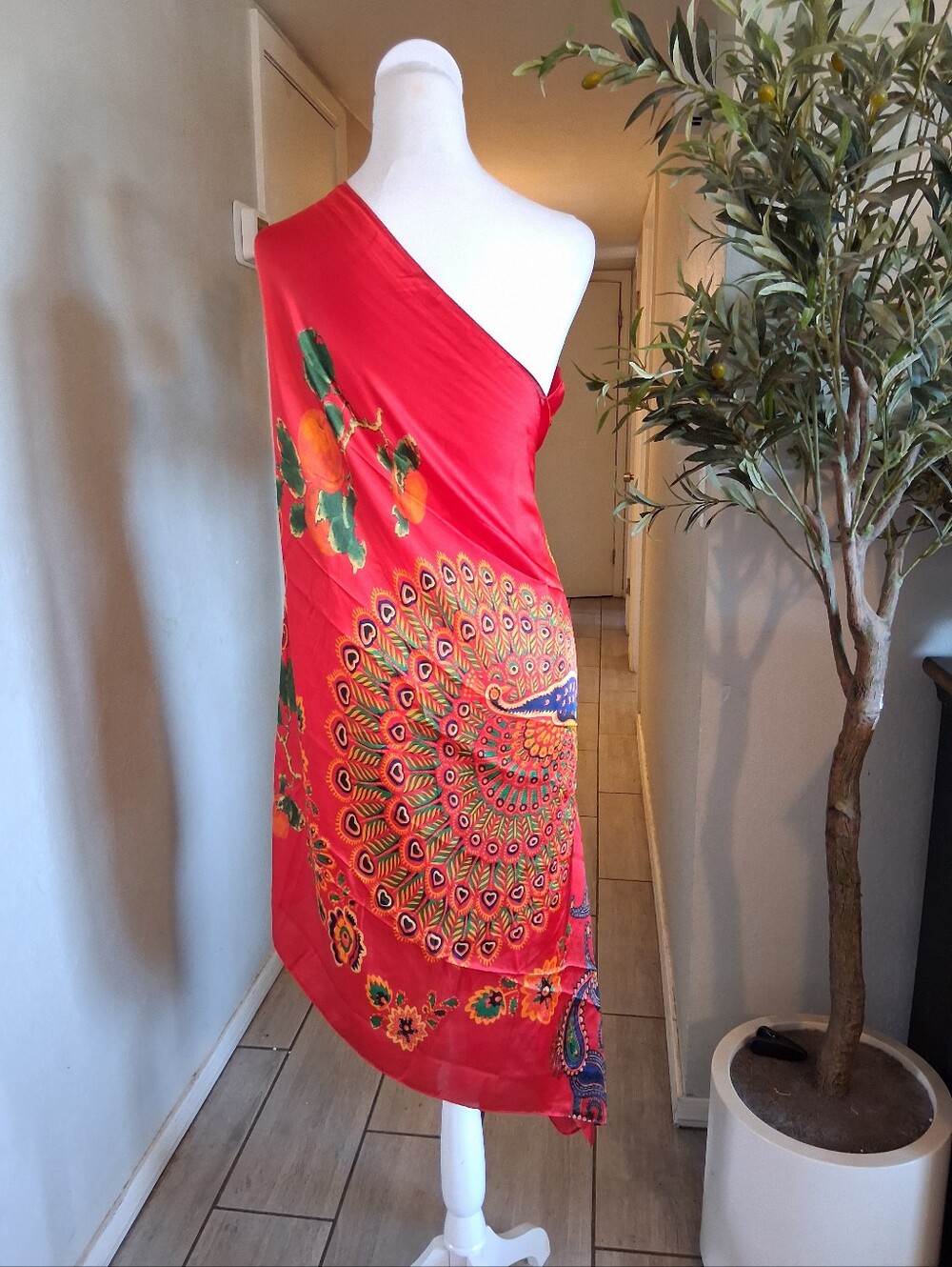 Si Na Yu Scarf 100%Silk Peacock Pailey Satin Red Artsy Indian Hawaiian Elegan - Picture 3 of 14